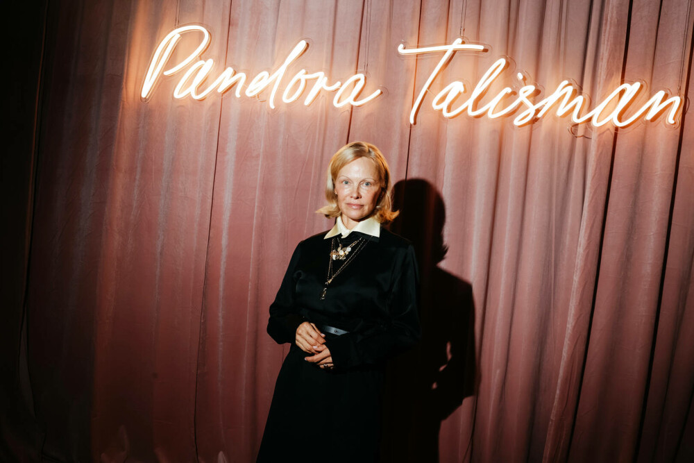 Pamela Anderson, din nou fără machiaj, la un eveniment monden din New York. GALERIE FOTO - Imaginea 11