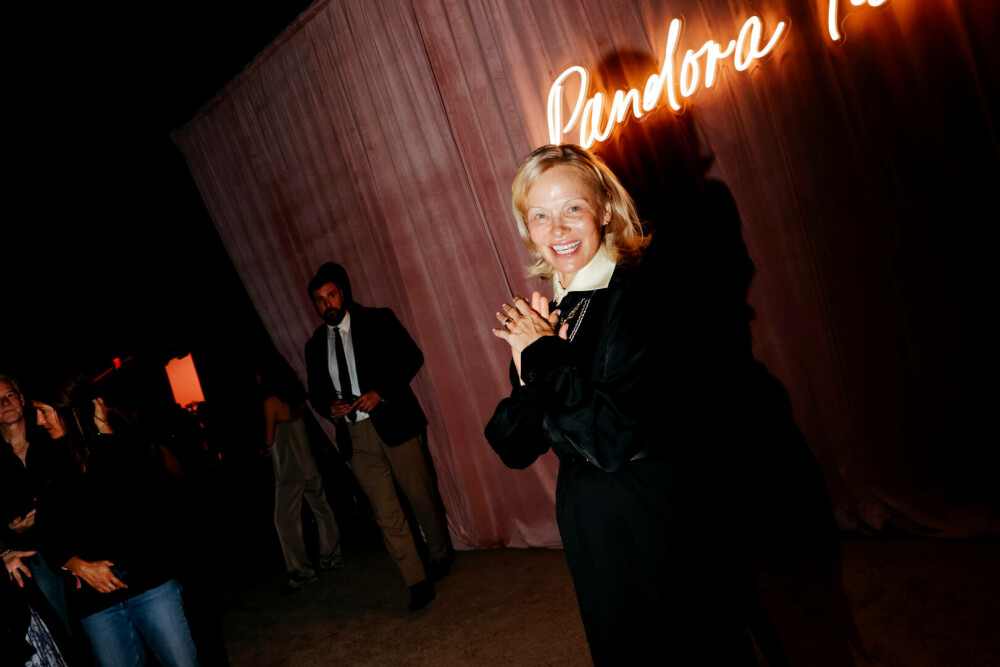 Pamela Anderson, din nou fără machiaj, la un eveniment monden din New York. GALERIE FOTO - Imaginea 12