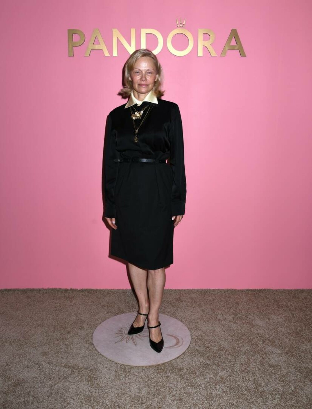 Pamela Anderson, din nou fără machiaj, la un eveniment monden din New York. GALERIE FOTO - Imaginea 19