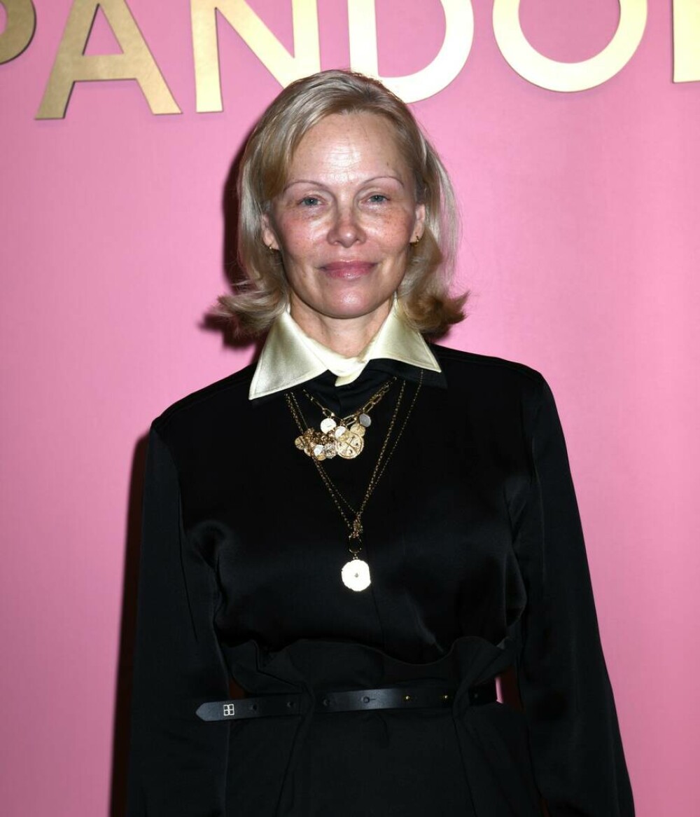 Pamela Anderson, din nou fără machiaj, la un eveniment monden din New York. GALERIE FOTO - Imaginea 20