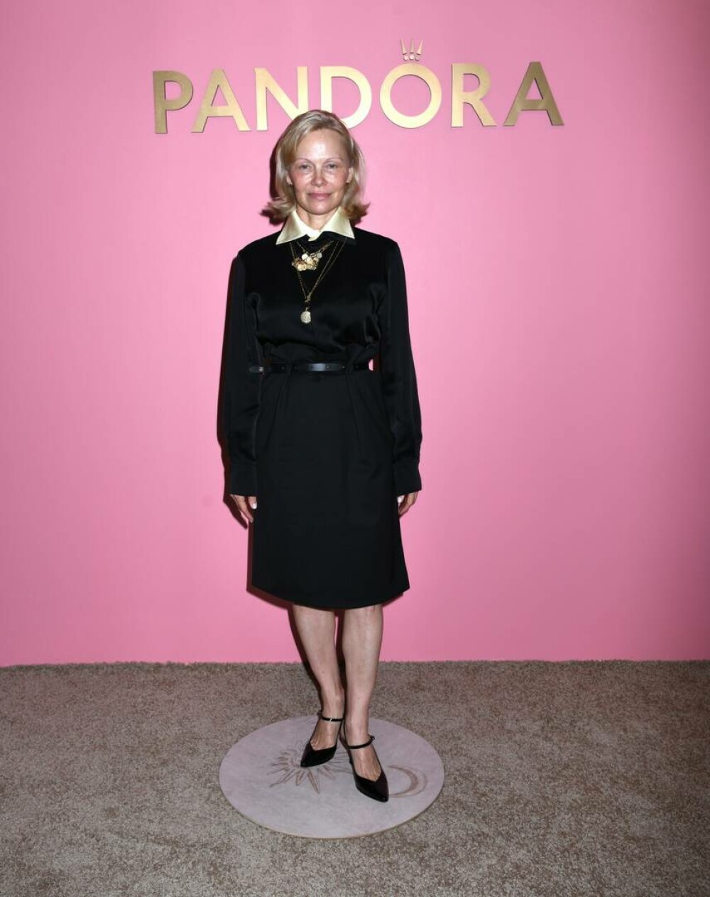 Pamela Anderson, din nou fără machiaj, la un eveniment monden din New York. GALERIE FOTO - Imaginea 24