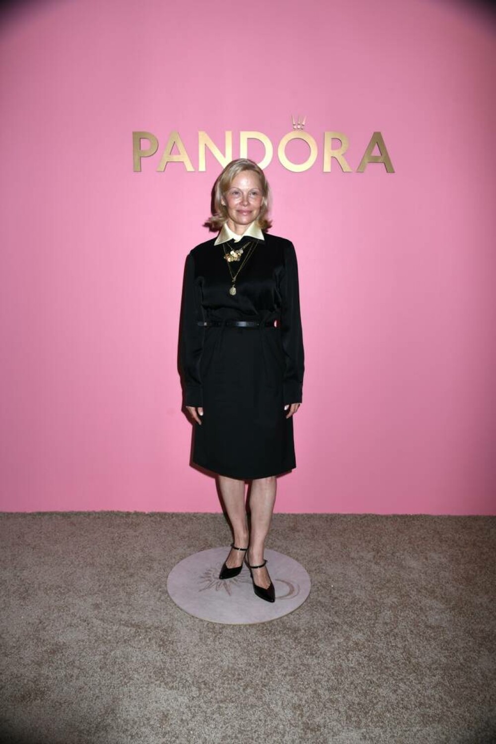 Pamela Anderson, din nou fără machiaj, la un eveniment monden din New York. GALERIE FOTO - Imaginea 25