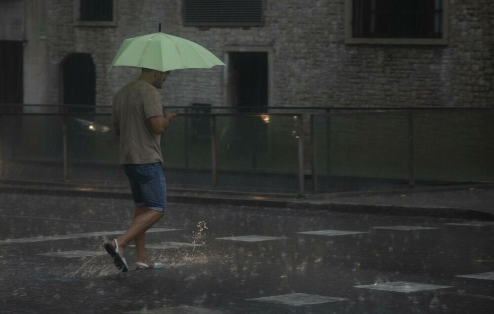 Haos pe aeroportul din Mallorca. Ploile torențiale au provocat întârzieri și anulări de zboruri. GALERIE FOTO - Imaginea 2