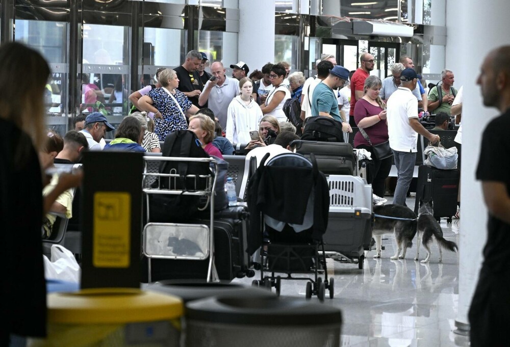 Haos pe aeroportul din Mallorca. Ploile torențiale au provocat întârzieri și anulări de zboruri. GALERIE FOTO - Imaginea 11