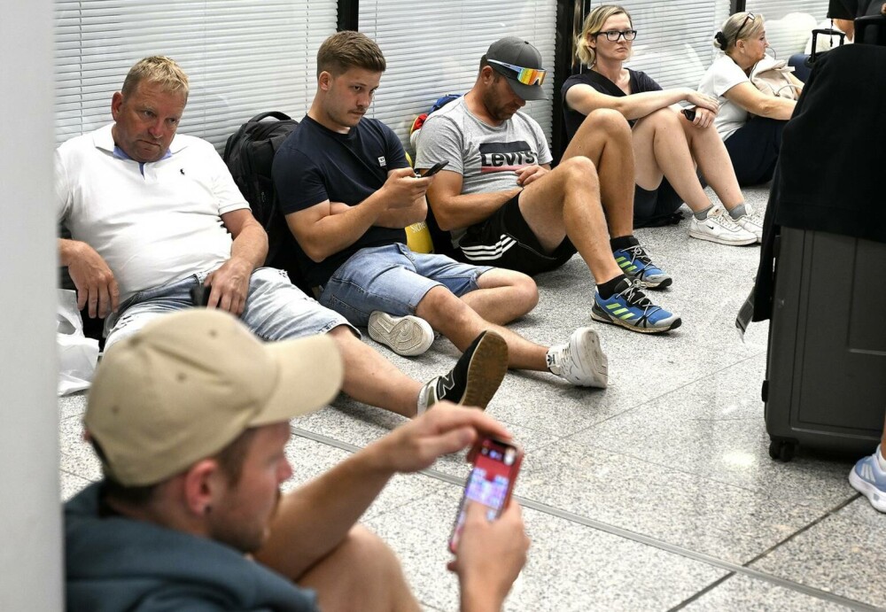 Haos pe aeroportul din Mallorca. Ploile torențiale au provocat întârzieri și anulări de zboruri. GALERIE FOTO - Imaginea 12