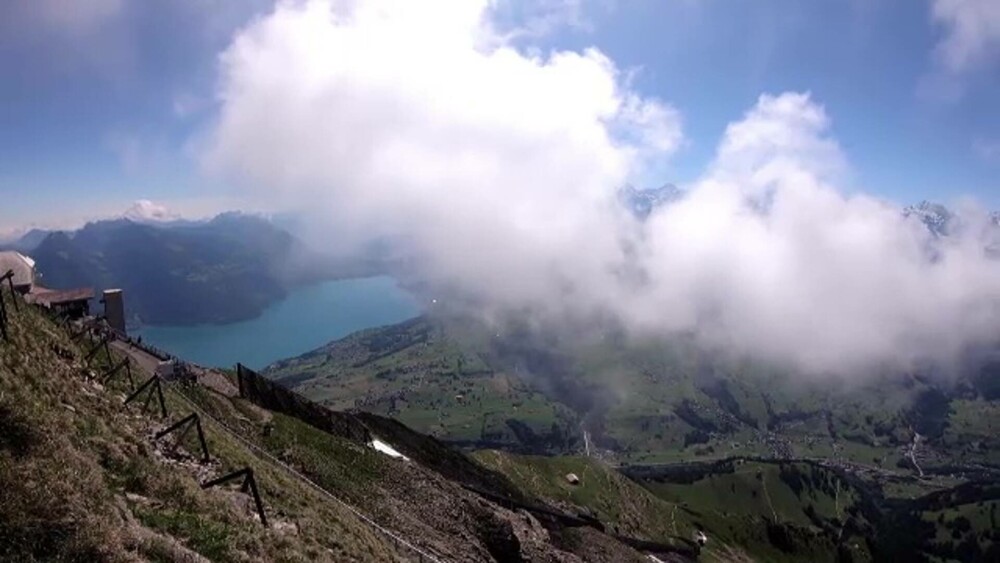 Ținutul Momârlanilor, loc de drumeție și gazde primitoare. Motivul pentru care în spatele fiecărei case există mici cimitire - Imaginea 1