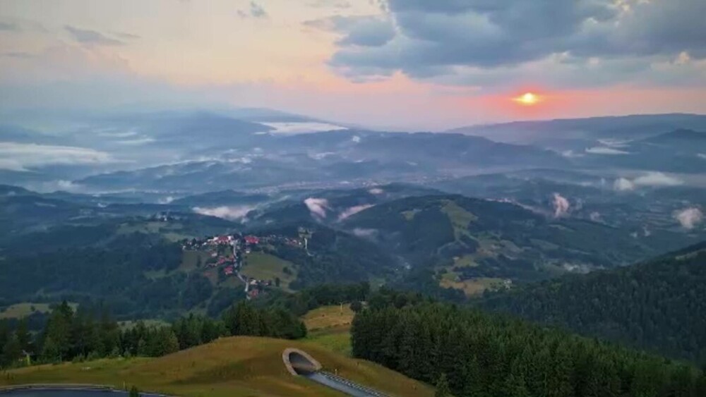 Ținutul Momârlanilor, loc de drumeție și gazde primitoare. Motivul pentru care în spatele fiecărei case există mici cimitire - Imaginea 2