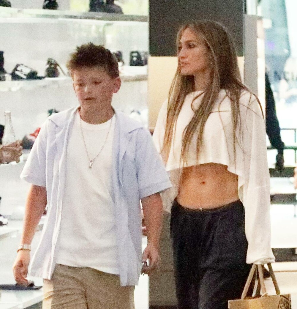 Jennifer Lopez, criticată dur de fani după ce a fost surprinsă la cumpărături cu fiul lui Ben Affleck. „Este ridicol” - Imaginea 4