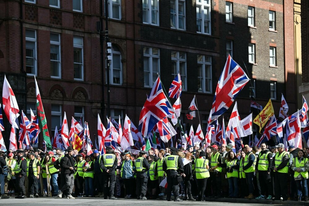 Tensiuni în Londra. Un marș organizat de extrema dreaptă are loc simultan cu o contramanifestaţie anti-rasistă - Imaginea 4