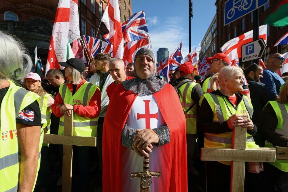 Tensiuni în Londra. Un marș organizat de extrema dreaptă are loc simultan cu o contramanifestaţie anti-rasistă - Imaginea 2