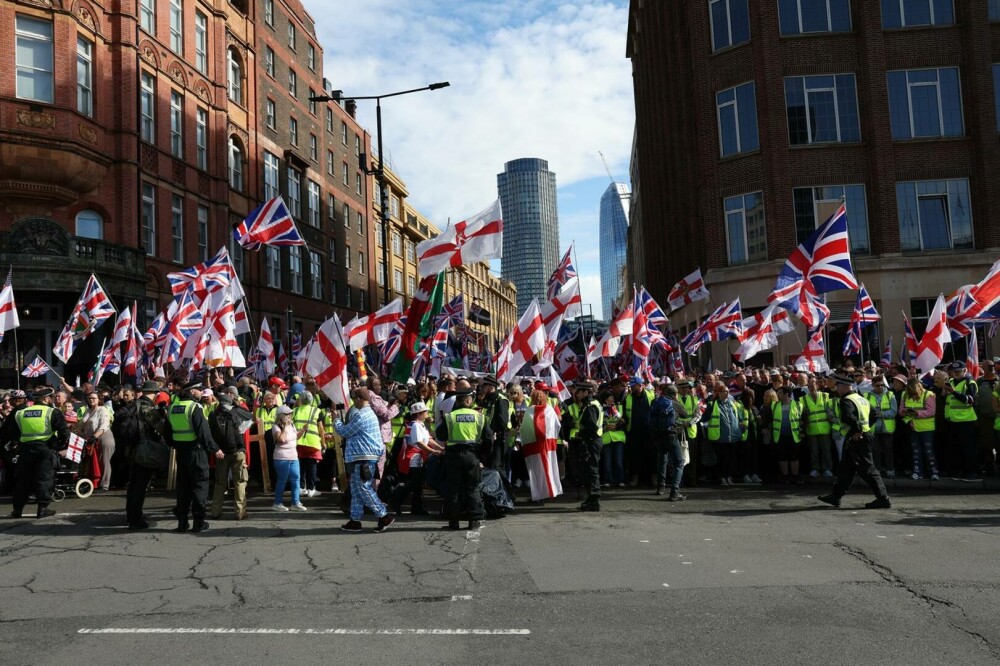 Tensiuni în Londra. Un marș organizat de extrema dreaptă are loc simultan cu o contramanifestaţie anti-rasistă - Imaginea 3