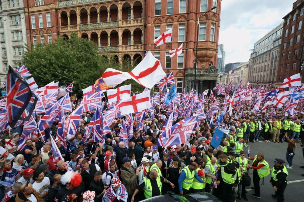 Tensiuni în Londra. Un marș organizat de extrema dreaptă are loc simultan cu o contramanifestaţie anti-rasistă - Imaginea 1