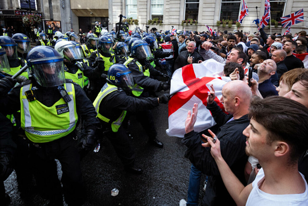 26 de polițiști au fost răniți la protestul lui Tommy Robinson din Londra. 25 de persoane au fost arestate. GALERIE FOTO - Imaginea 2
