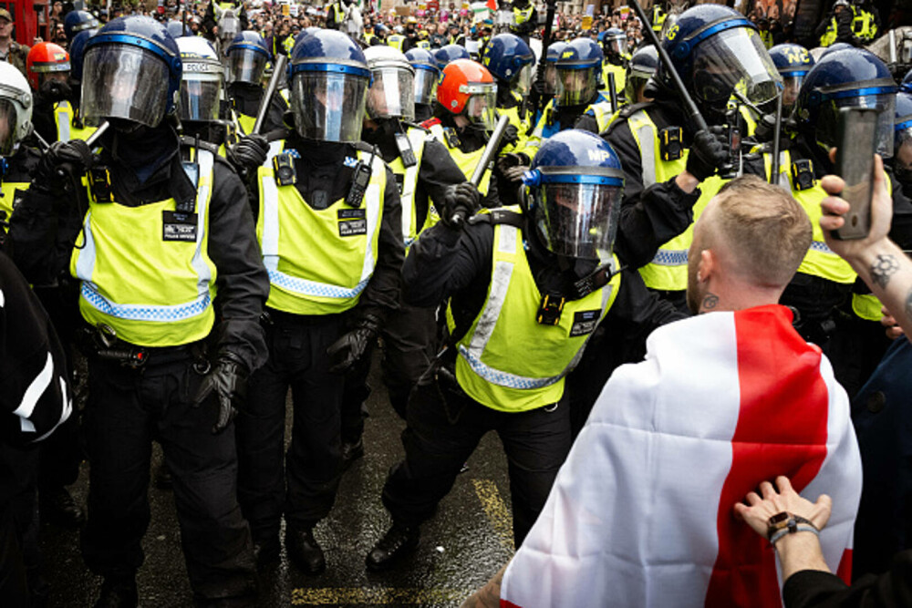 26 de polițiști au fost răniți la protestul lui Tommy Robinson din Londra. 25 de persoane au fost arestate. GALERIE FOTO - Imaginea 3