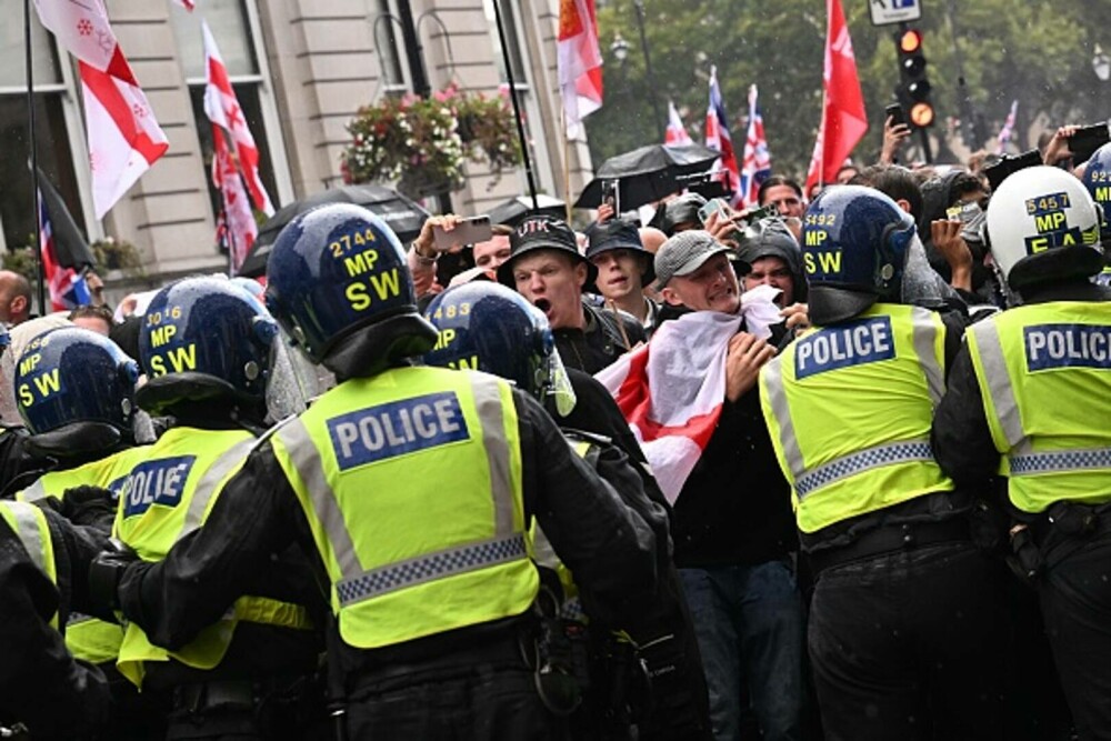 26 de polițiști au fost răniți la protestul lui Tommy Robinson din Londra. 25 de persoane au fost arestate. GALERIE FOTO - Imaginea 4