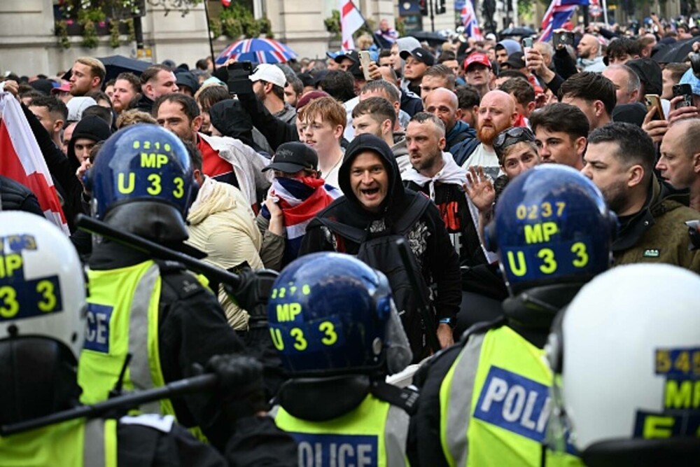 26 de polițiști au fost răniți la protestul lui Tommy Robinson din Londra. 25 de persoane au fost arestate. GALERIE FOTO - Imaginea 5