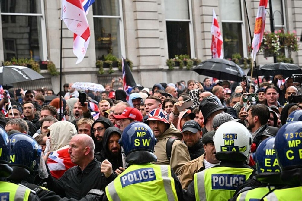 26 de polițiști au fost răniți la protestul lui Tommy Robinson din Londra. 25 de persoane au fost arestate. GALERIE FOTO - Imaginea 6