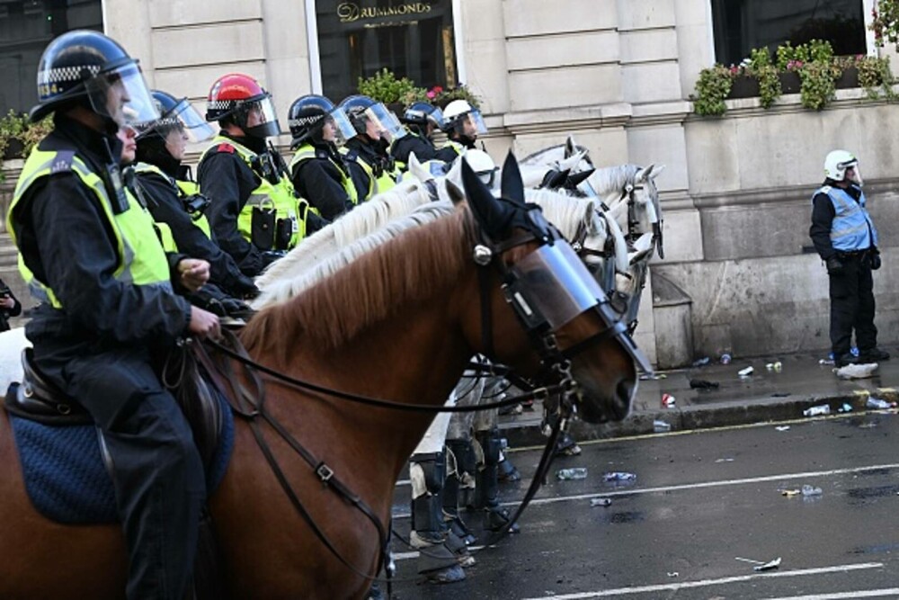 26 de polițiști au fost răniți la protestul lui Tommy Robinson din Londra. 25 de persoane au fost arestate. GALERIE FOTO - Imaginea 8