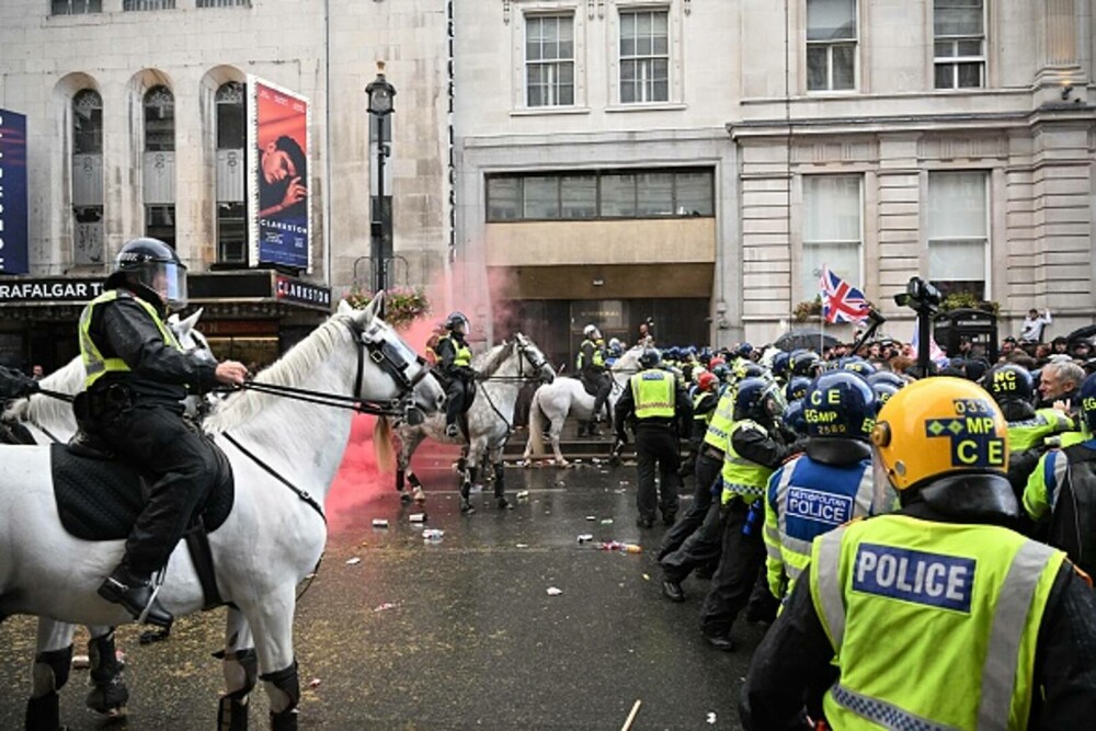 26 de polițiști au fost răniți la protestul lui Tommy Robinson din Londra. 25 de persoane au fost arestate. GALERIE FOTO - Imaginea 9