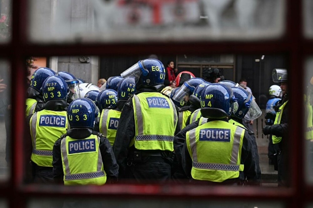 26 de polițiști au fost răniți la protestul lui Tommy Robinson din Londra. 25 de persoane au fost arestate. GALERIE FOTO - Imaginea 10