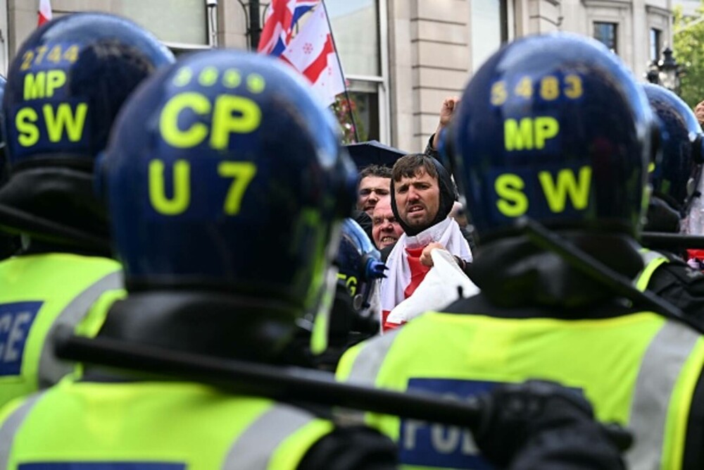 26 de polițiști au fost răniți la protestul lui Tommy Robinson din Londra. 25 de persoane au fost arestate. GALERIE FOTO - Imaginea 11
