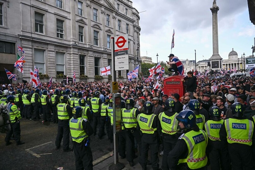 26 de polițiști au fost răniți la protestul lui Tommy Robinson din Londra. 25 de persoane au fost arestate. GALERIE FOTO - Imaginea 12
