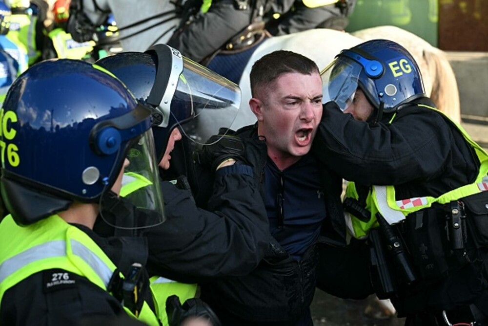 26 de polițiști au fost răniți la protestul lui Tommy Robinson din Londra. 25 de persoane au fost arestate. GALERIE FOTO - Imaginea 13