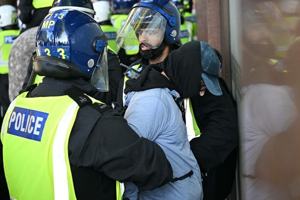 26 de polițiști au fost răniți la protestul lui Tommy Robinson din Londra. 25 de persoane au fost arestate. GALERIE FOTO - Imaginea 14