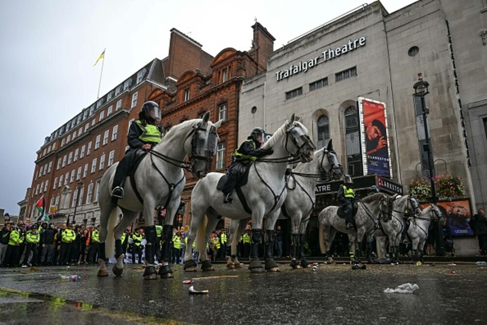 26 de polițiști au fost răniți la protestul lui Tommy Robinson din Londra. 25 de persoane au fost arestate. GALERIE FOTO - Imaginea 15