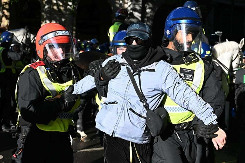 26 de polițiști au fost răniți la protestul lui Tommy Robinson din Londra. 25 de persoane au fost arestate. GALERIE FOTO - Imaginea 16