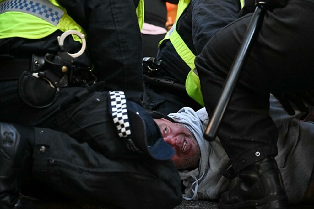 26 de polițiști au fost răniți la protestul lui Tommy Robinson din Londra. 25 de persoane au fost arestate. GALERIE FOTO - Imaginea 17