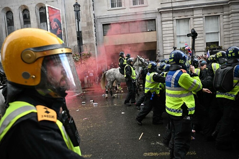 26 de polițiști au fost răniți la protestul lui Tommy Robinson din Londra. 25 de persoane au fost arestate. GALERIE FOTO - Imaginea 18