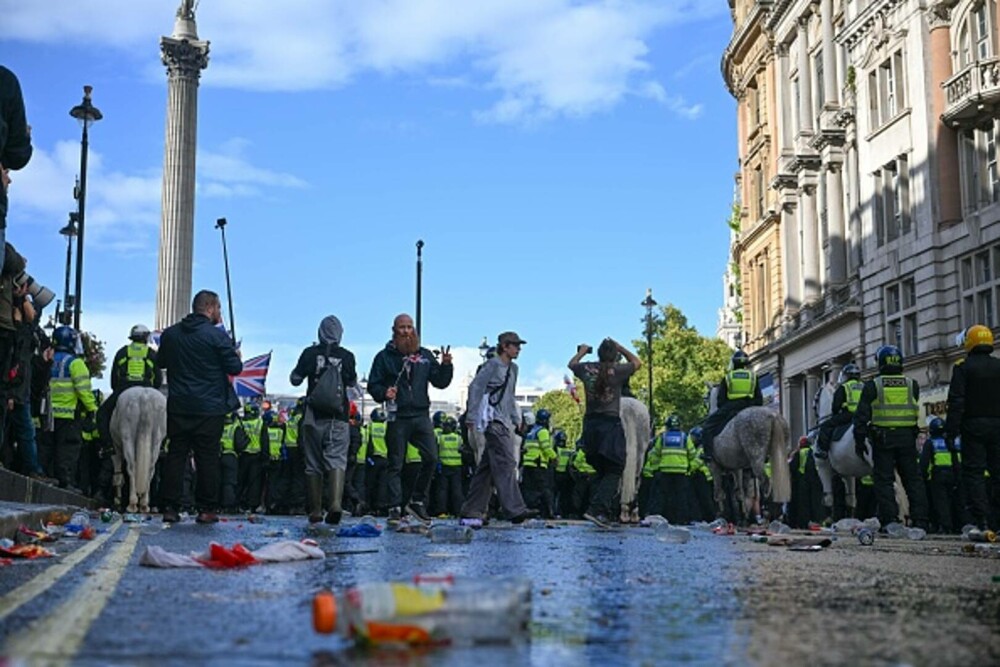 26 de polițiști au fost răniți la protestul lui Tommy Robinson din Londra. 25 de persoane au fost arestate. GALERIE FOTO - Imaginea 19