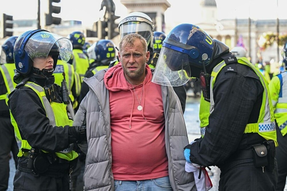 26 de polițiști au fost răniți la protestul lui Tommy Robinson din Londra. 25 de persoane au fost arestate. GALERIE FOTO - Imaginea 20