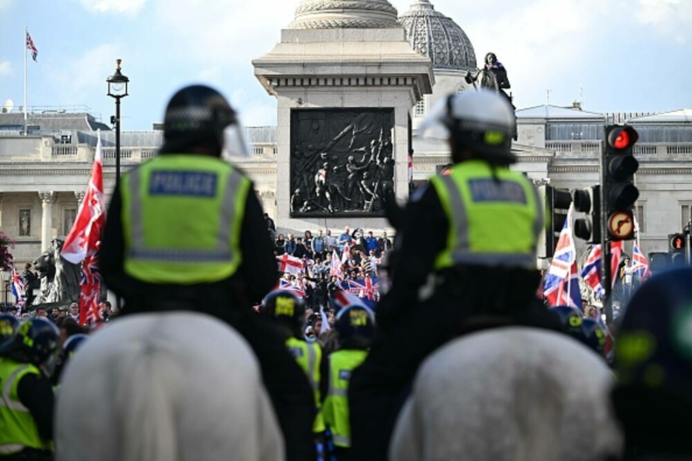 26 de polițiști au fost răniți la protestul lui Tommy Robinson din Londra. 25 de persoane au fost arestate. GALERIE FOTO - Imaginea 21