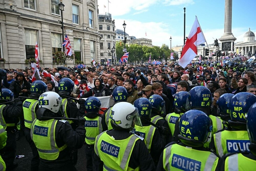 26 de polițiști au fost răniți la protestul lui Tommy Robinson din Londra. 25 de persoane au fost arestate. GALERIE FOTO - Imaginea 22