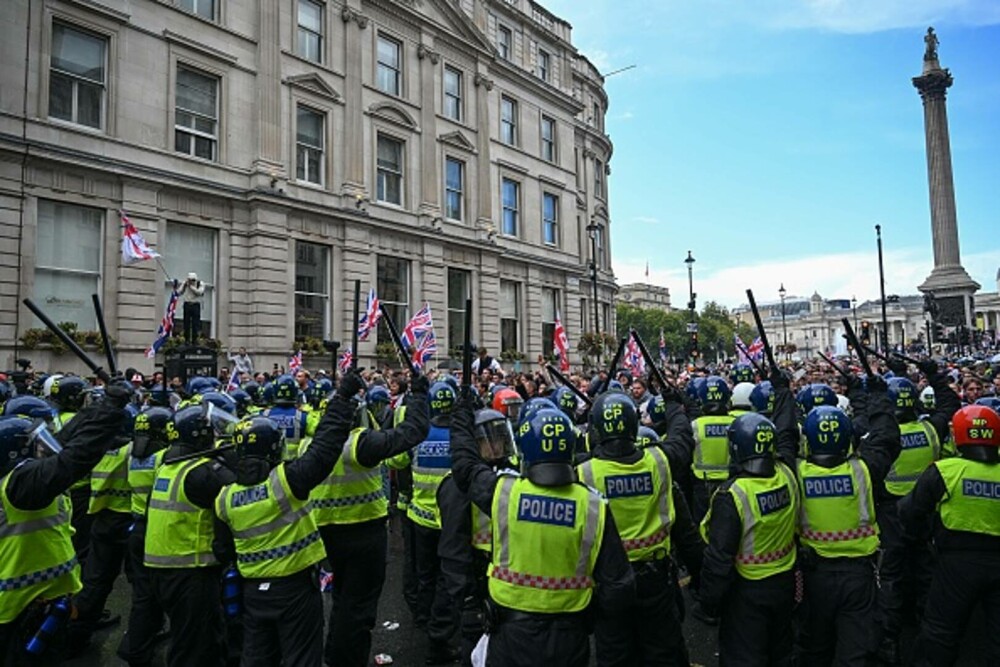 26 de polițiști au fost răniți la protestul lui Tommy Robinson din Londra. 25 de persoane au fost arestate. GALERIE FOTO - Imaginea 23