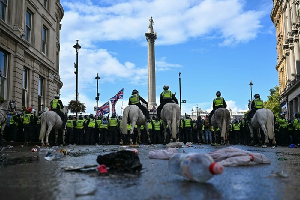 26 de polițiști au fost răniți la protestul lui Tommy Robinson din Londra. 25 de persoane au fost arestate. GALERIE FOTO - Imaginea 24
