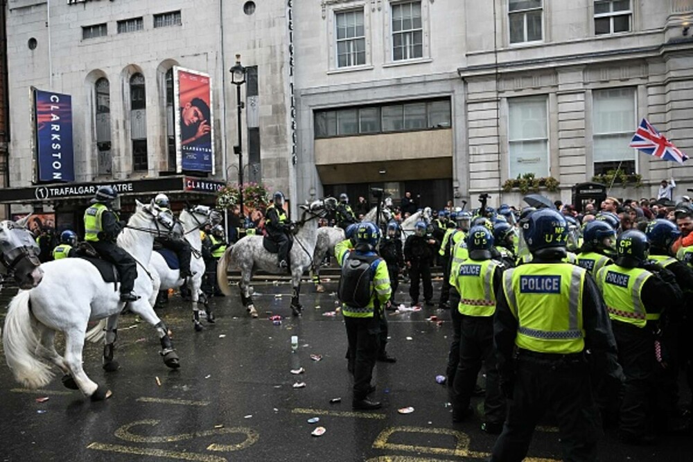26 de polițiști au fost răniți la protestul lui Tommy Robinson din Londra. 25 de persoane au fost arestate. GALERIE FOTO - Imaginea 25