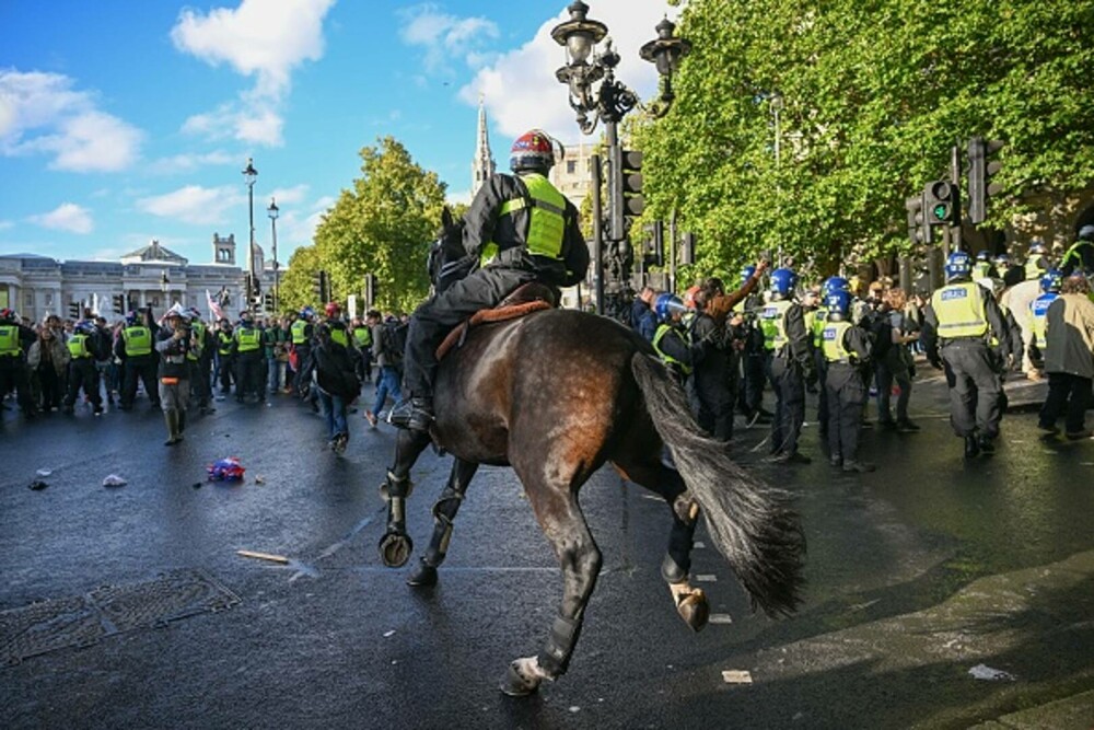 26 de polițiști au fost răniți la protestul lui Tommy Robinson din Londra. 25 de persoane au fost arestate. GALERIE FOTO - Imaginea 26