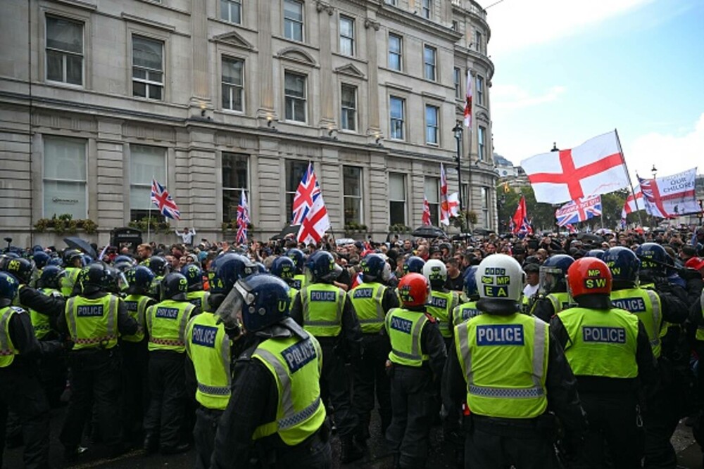 26 de polițiști au fost răniți la protestul lui Tommy Robinson din Londra. 25 de persoane au fost arestate. GALERIE FOTO - Imaginea 27