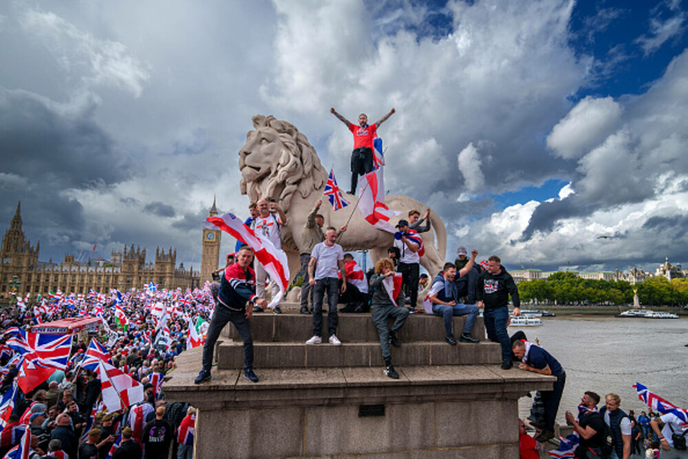 26 de polițiști au fost răniți la protestul lui Tommy Robinson din Londra. 25 de persoane au fost arestate. GALERIE FOTO - Imaginea 28