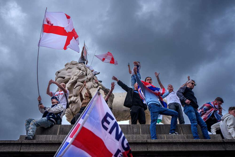 26 de polițiști au fost răniți la protestul lui Tommy Robinson din Londra. 25 de persoane au fost arestate. GALERIE FOTO - Imaginea 30