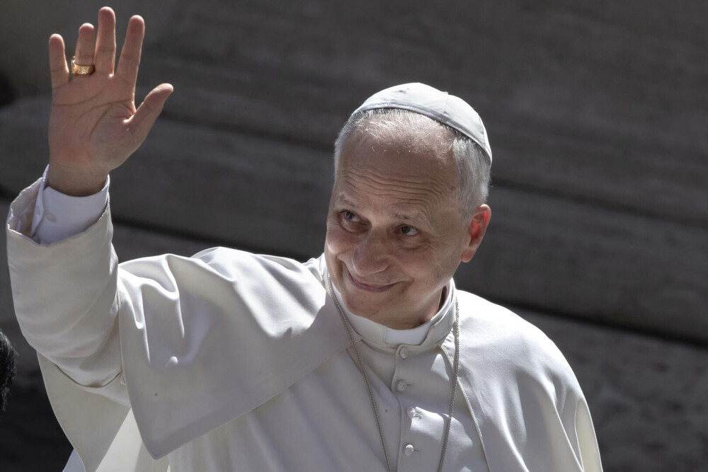 Papa Leon împlinește 70 de ani. Suveranul Pontif a primit un tort de la noul ambasador al SUA la Vatican. FOTO - Imaginea 1