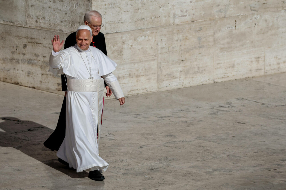 Papa Leon împlinește 70 de ani. Suveranul Pontif a primit un tort de la noul ambasador al SUA la Vatican. FOTO - Imaginea 2