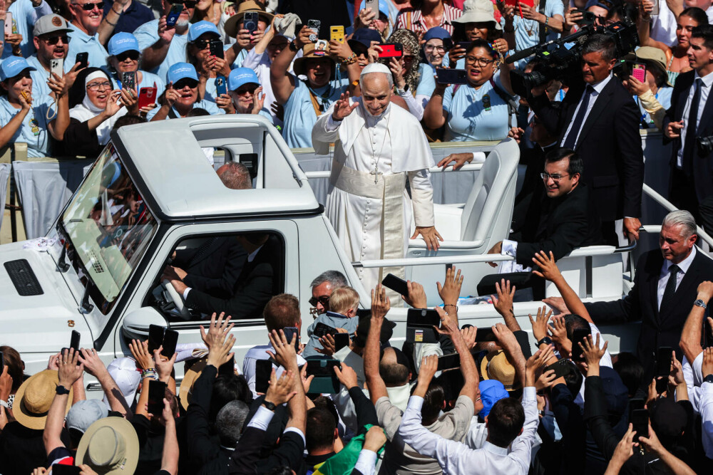 Papa Leon împlinește 70 de ani. Suveranul Pontif a primit un tort de la noul ambasador al SUA la Vatican. FOTO - Imaginea 3