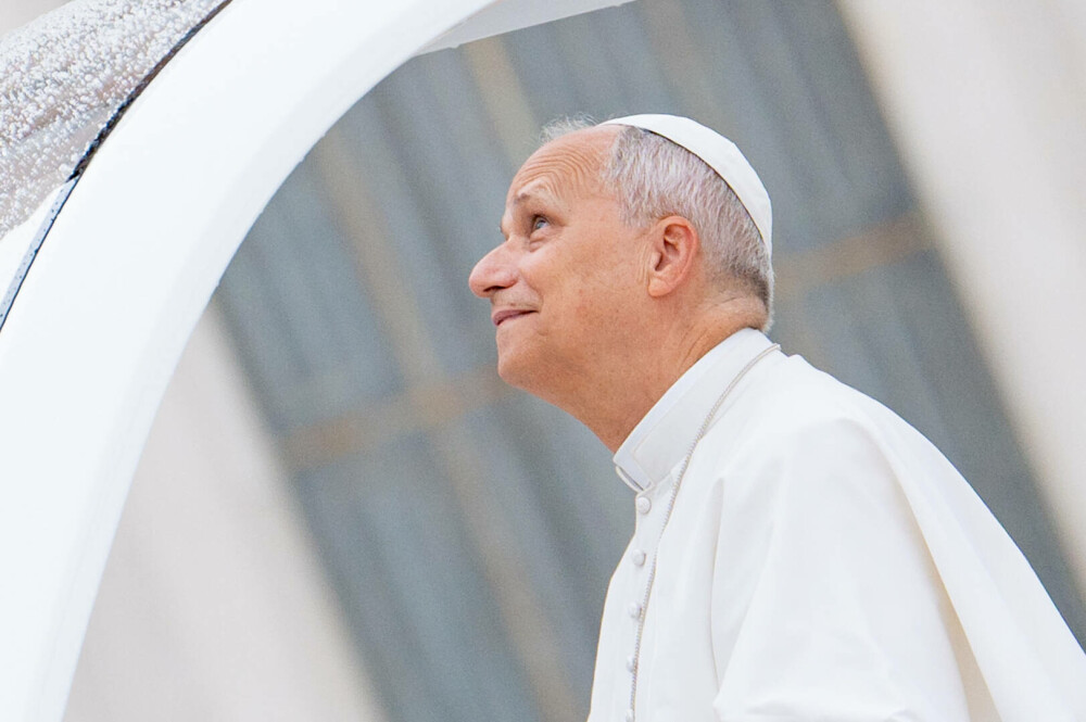 Papa Leon împlinește 70 de ani. Suveranul Pontif a primit un tort de la noul ambasador al SUA la Vatican. FOTO - Imaginea 4