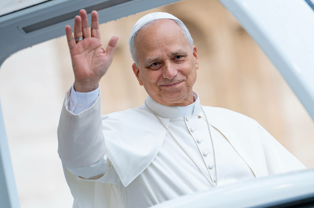 Papa Leon împlinește 70 de ani. Suveranul Pontif a primit un tort de la noul ambasador al SUA la Vatican. FOTO - Imaginea 6