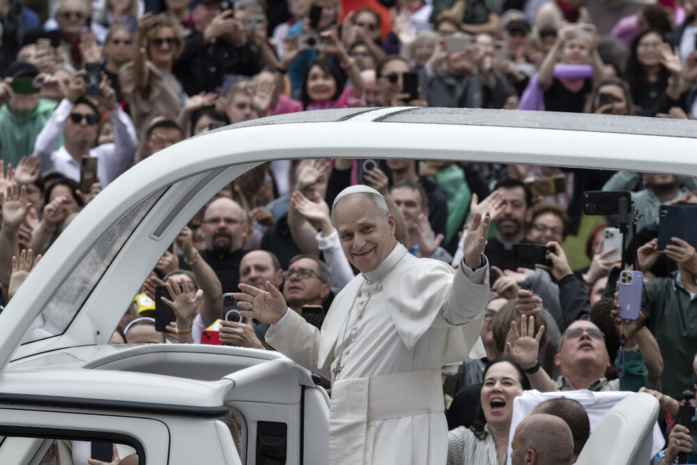 Papa Leon împlinește 70 de ani. Suveranul Pontif a primit un tort de la noul ambasador al SUA la Vatican. FOTO - Imaginea 8