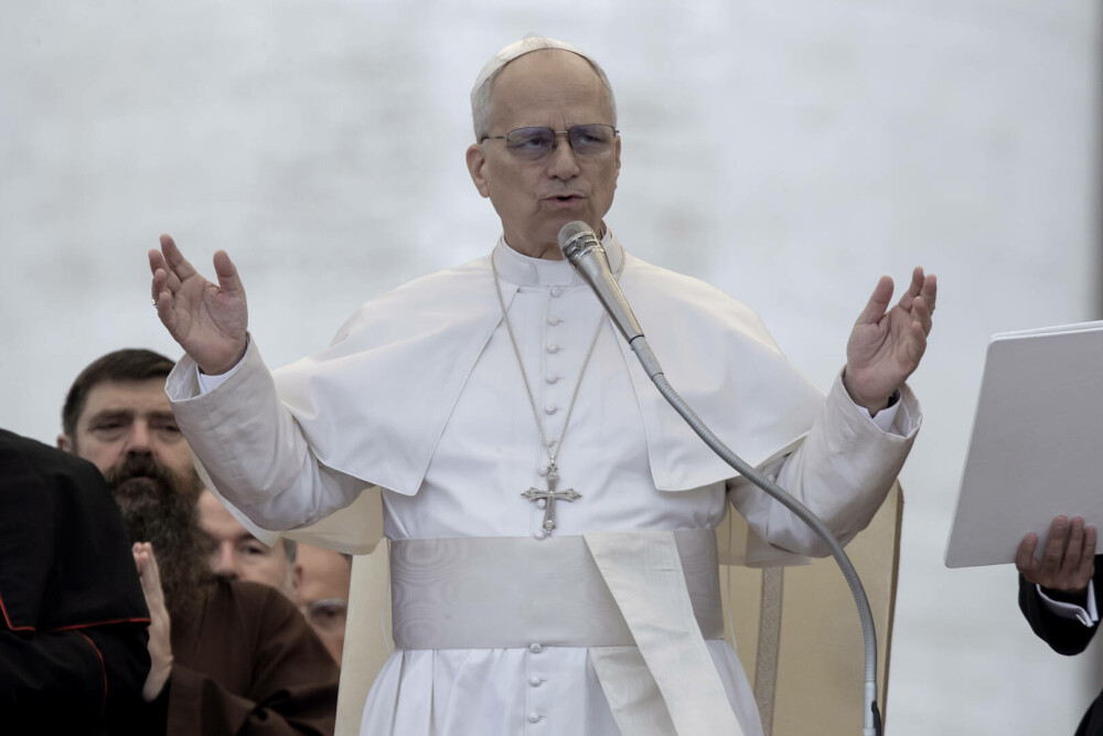 Papa Leon împlinește 70 de ani. Suveranul Pontif a primit un tort de la noul ambasador al SUA la Vatican. FOTO - Imaginea 9